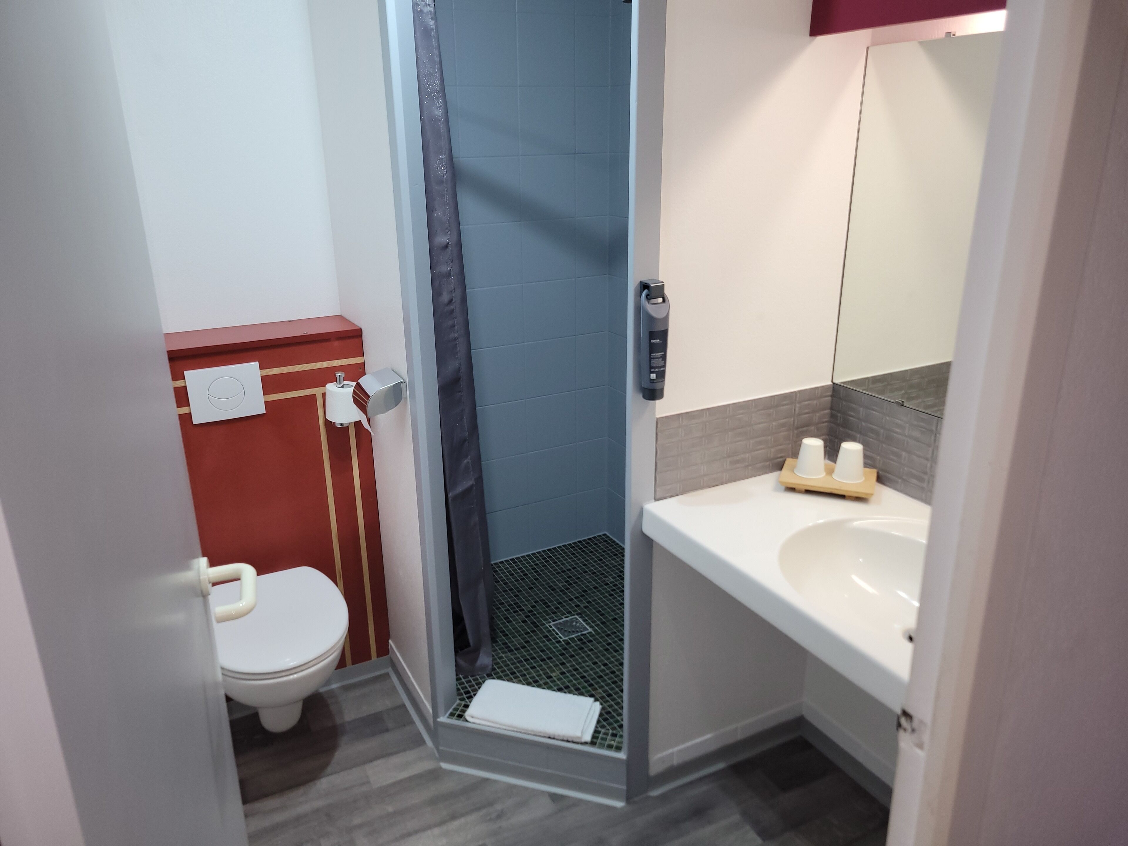 Un baño con inodoro, ducha y lavamanos.