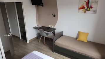 Classic Triple Room | Desk, soundproofing, free cribs/infant beds, free WiFi