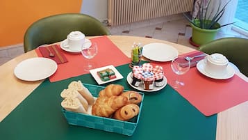 Daily continental breakfast (EUR 9 per person)