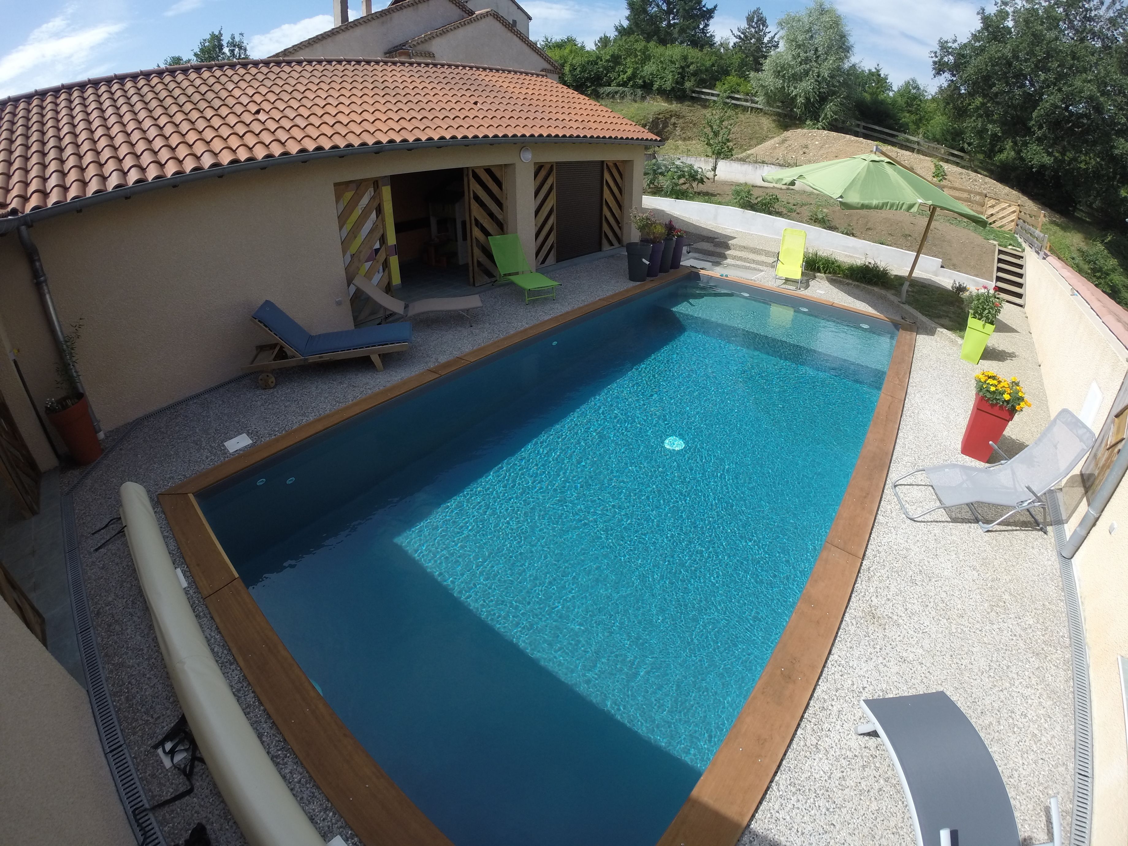 Piscina stagionale all'aperto, cabine incluse nel prezzo, lettini