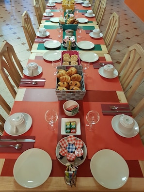 Breakfast and dinner served - Les Rives d'Allier (Mazeyrat-d'Allier)
