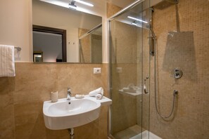 Klassieke kamer | Badkamer | Een douche, gratis toiletartikelen, een haardroger, een bidet