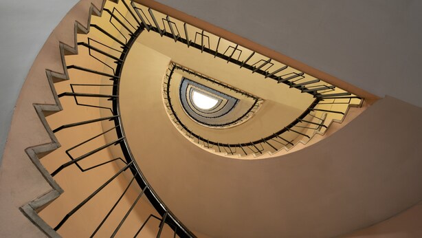 A spiral staircase with a central skylight. - Daplace - Hotel Gran Torino Suites (Rome)