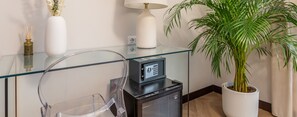 Desk, laptop workspace, free WiFi, bed sheets - Daplace - Hotel Gran Torino Suites (Rome)