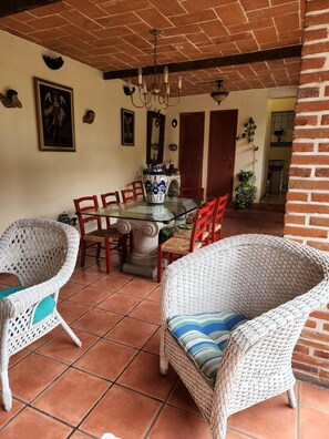 Standard-huone | Oleskelualue | 32–tuumainen televisio, jossa kaapelikanavat