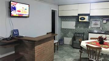 Casa | Cozinha privada | Geladeira, micro-ondas, cooktop, talheres/pratos/utensílios de cozinha