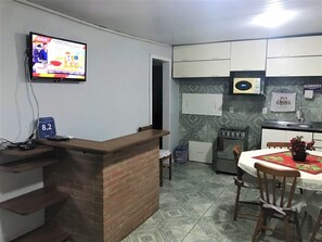 House | Private kitchen | Fridge, microwave, stovetop, cookware/dishes/utensils - Residencial Casa Verde (Gramado)