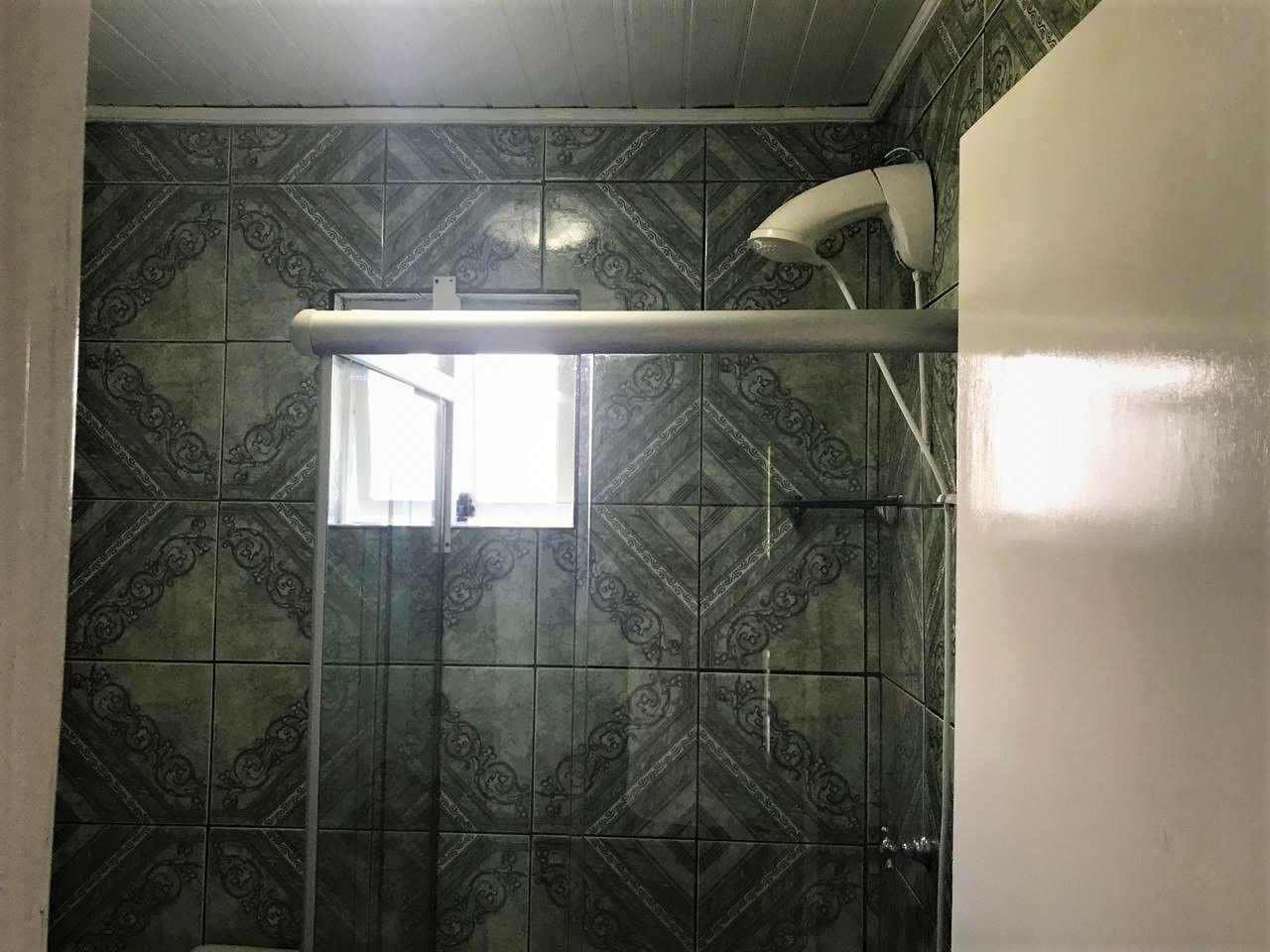 Casa | Banheiro | Chuveiro, toalhas de banho, papel higiênico 