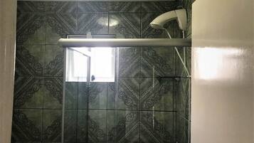 Casa | Banheiro | Chuveiro, toalhas de banho, papel higiênico