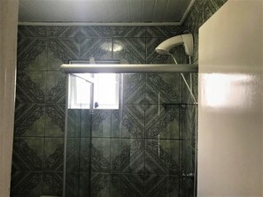 Ducha, toallas, papel higiénico