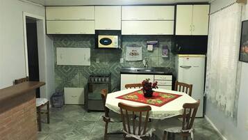 Casa | Cocina privada | Frigorífico, microondas, placa de cocina y utensilios de cocina