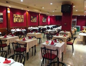 Serveert lunch en diner, lokale gerechten