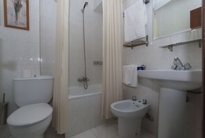 Dusche, kostenlose Toilettenartikel, Bidet, Handtücher