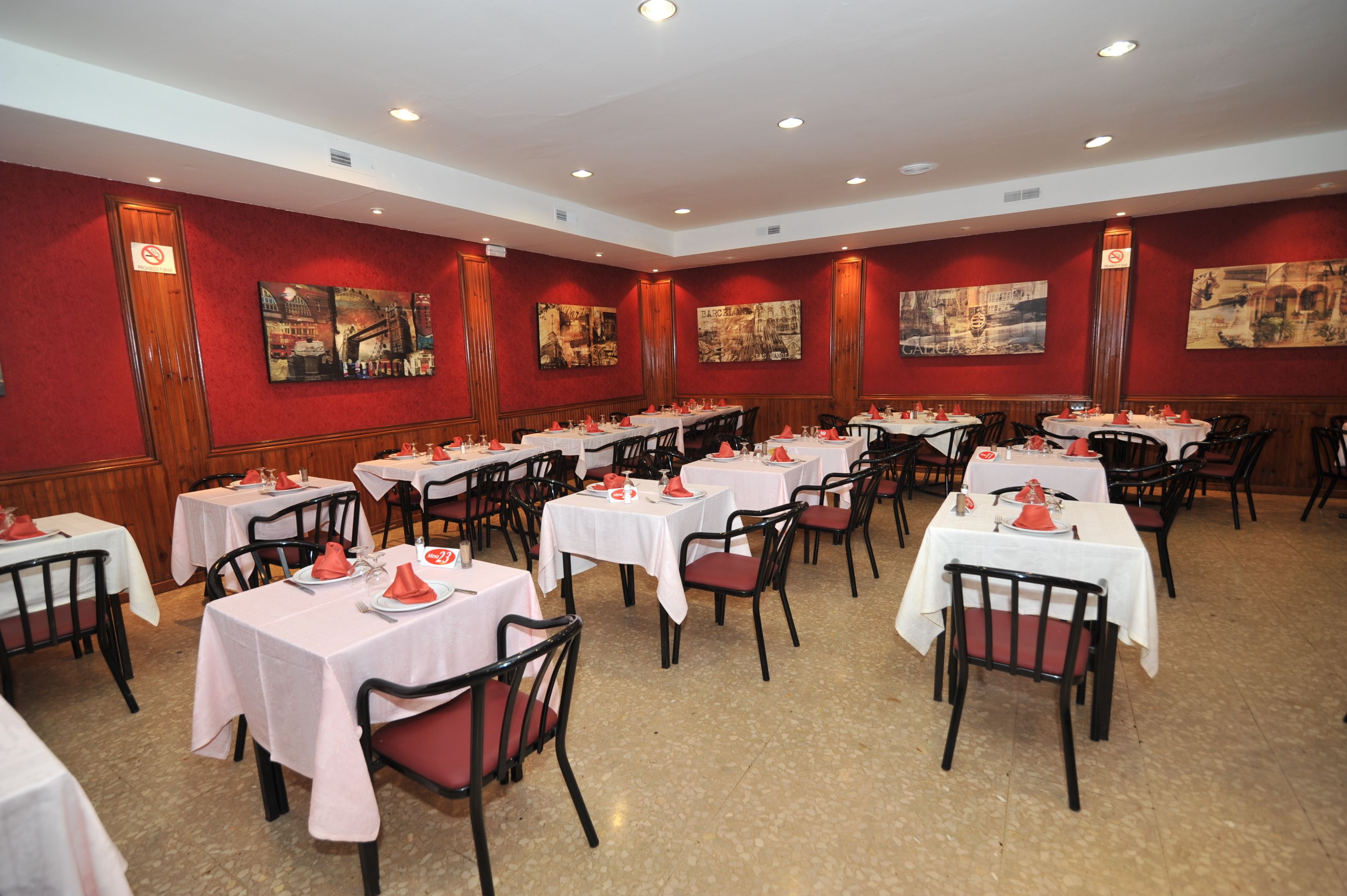 Se sirven almuerzos, cenas y cocina local 