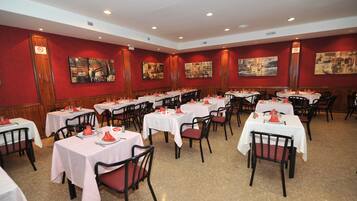 Serveert lunch en diner, lokale gerechten