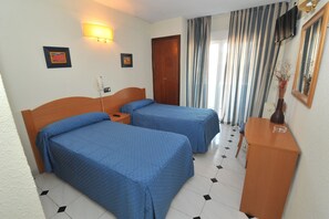 Twin Room | Desk, free WiFi, bed sheets, wheelchair access - Hostal Goyma I (San Fernando de Henares)