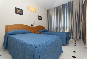 Twin kamer | Een bureau, gratis wifi, beddengoed, rolstoeltoegang