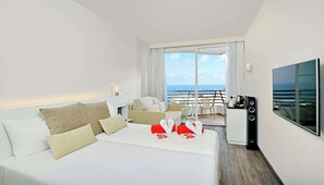 Camera doppia, vista mare (Xtra) | Cassaforte in camera, una scrivania, tende oscuranti, Wi-Fi gratuito