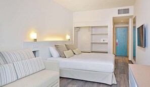 In-room safe, desk, blackout curtains, free WiFi - Sol Barbados (Calvia)