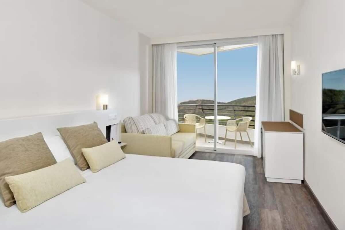 In-room safe, desk, blackout curtains, free WiFi