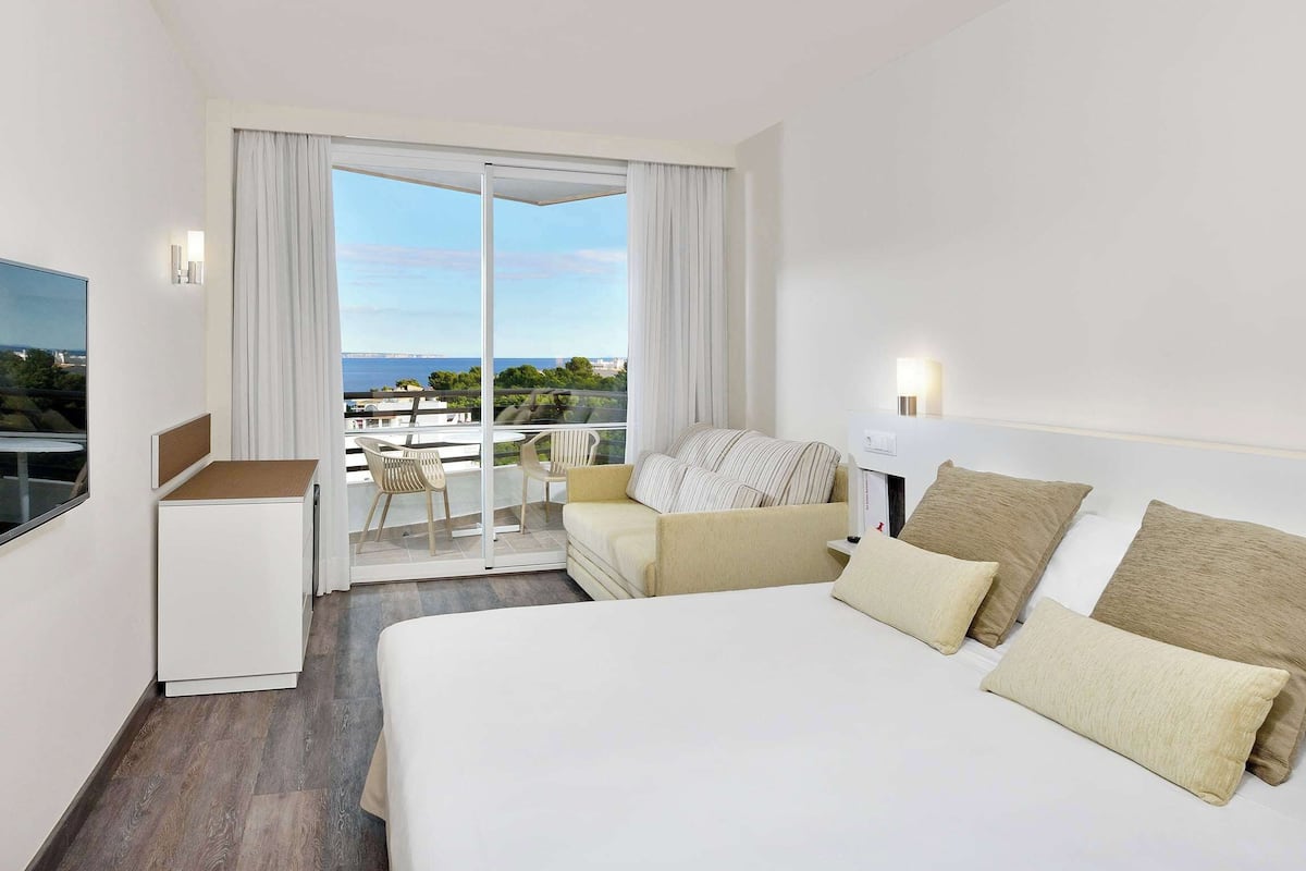 in-room safe, desk, blackout curtains, free wifi