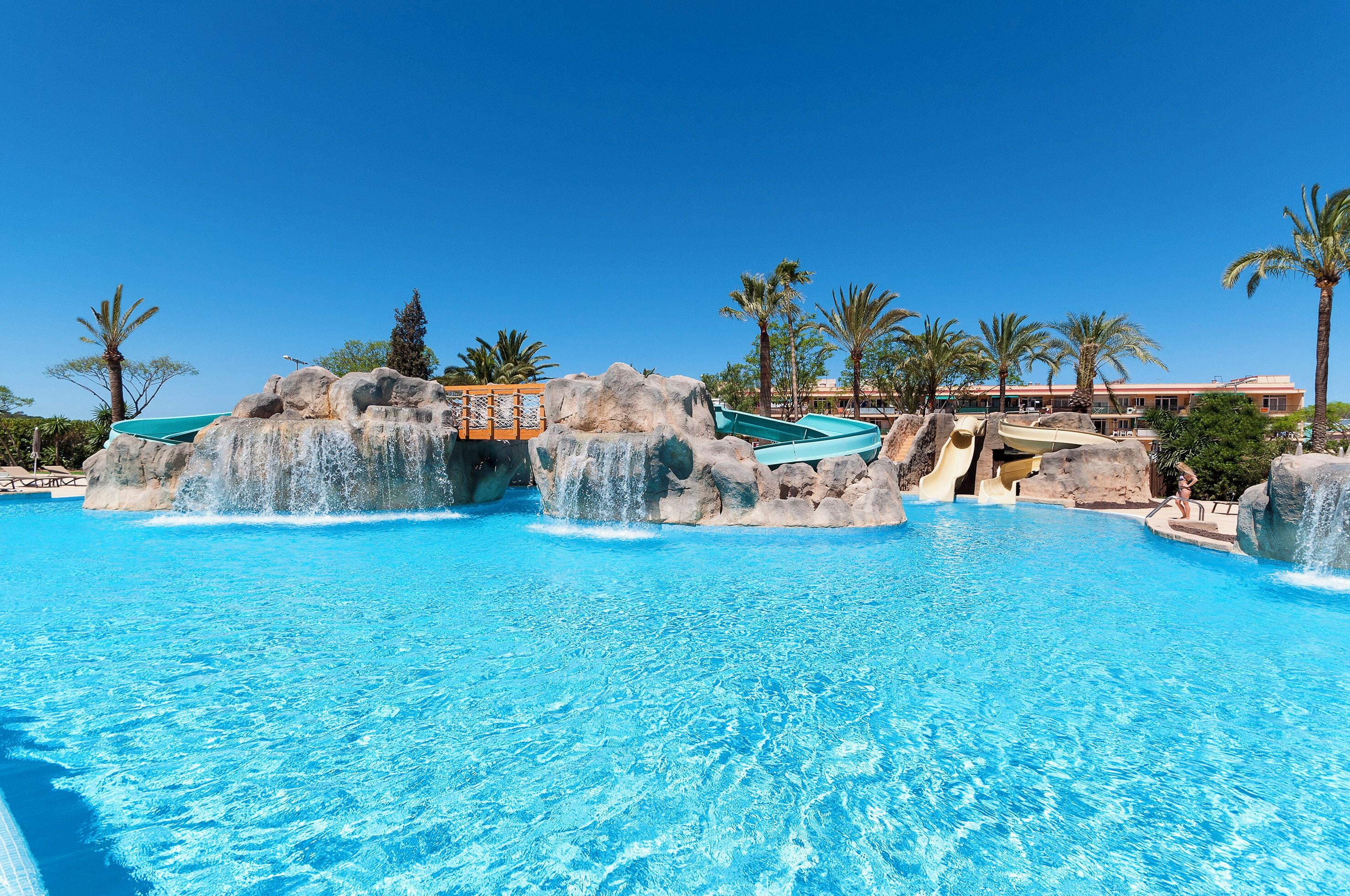 6 piscines extérieures, chaises longues