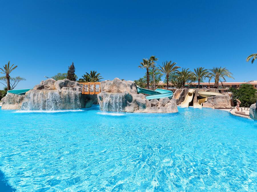 6 outdoor pools, sun loungers