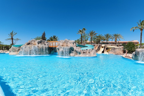 6 piscine all'aperto, lettini