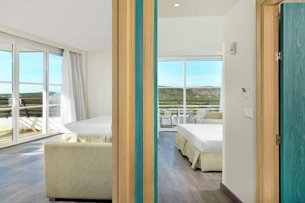 1 habitación, caja de seguridad en la habitación y escritorio