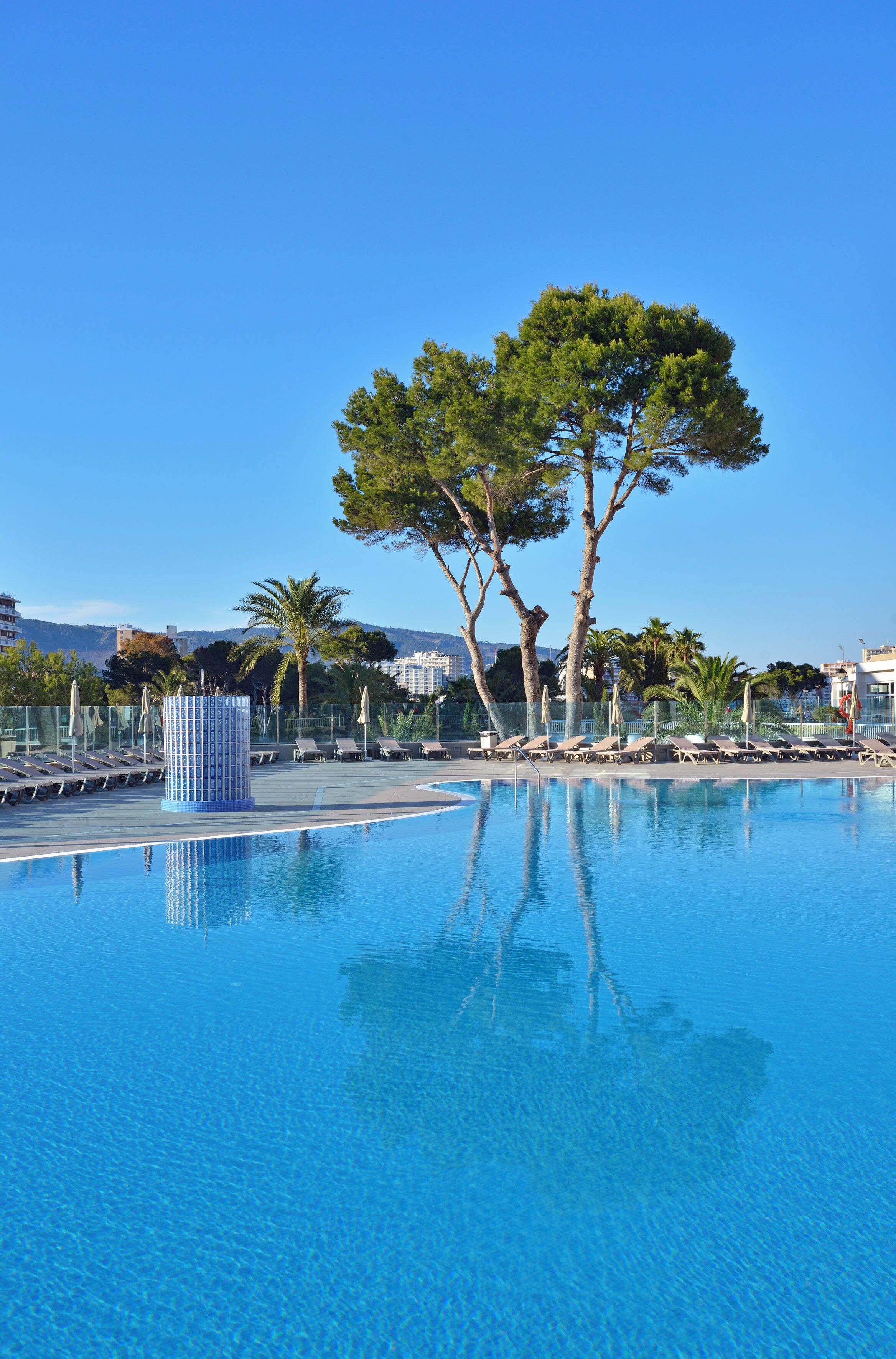 6 outdoor pools, pool loungers