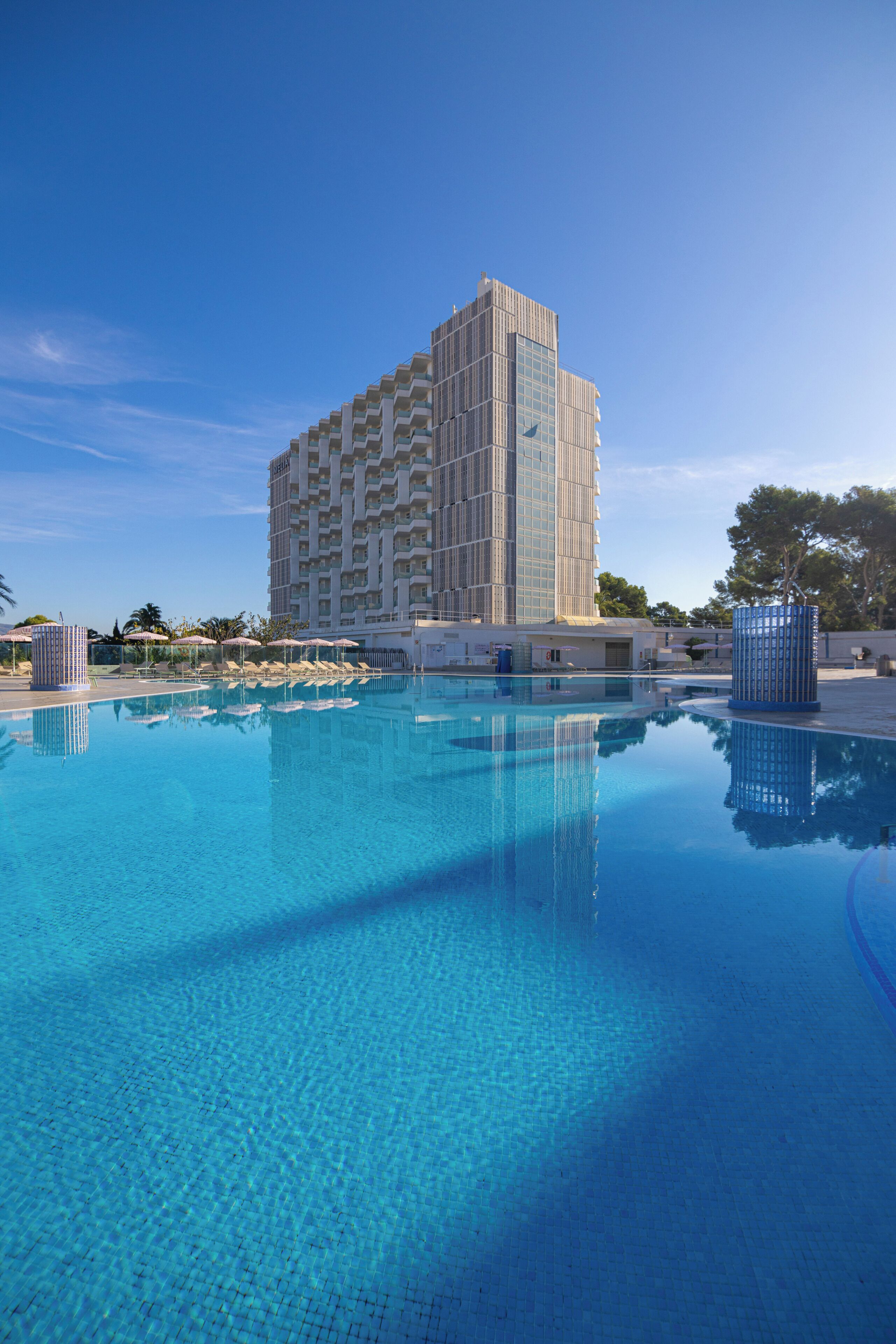 6 outdoor pools, pool loungers