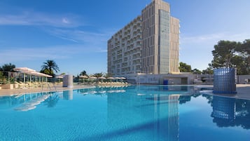 6 utendørsbassenger og solsenger