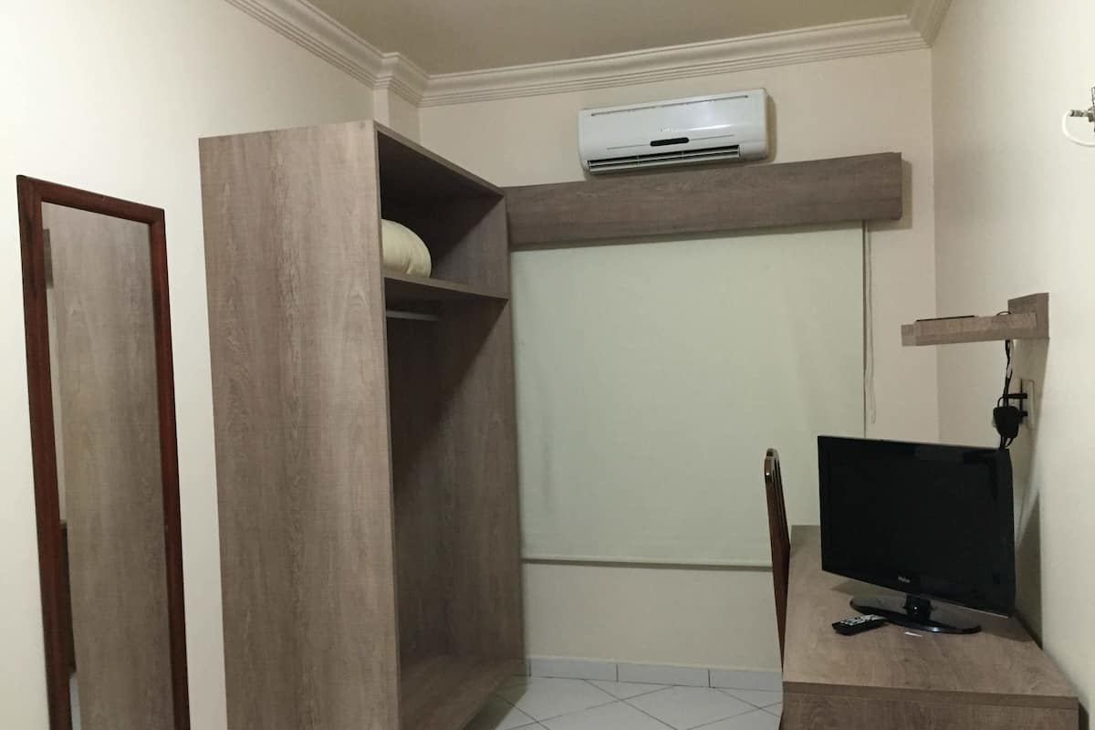 Een minibar, een bureau, gratis wifi