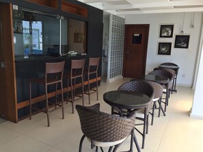 Bar en bord de piscine