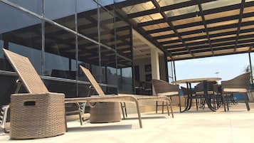 Bar en bord de piscine