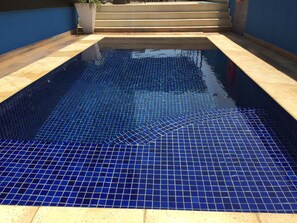 Piscina all'aperto, lettini