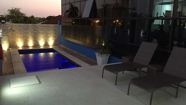 Outdoor pool, sun loungers - Advanced Hotel (Campo Grande)
