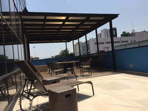 Bar en bord de piscine