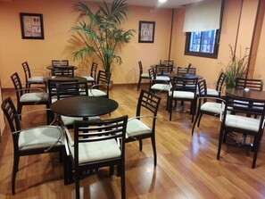 Bar-salon dans le hall