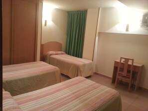 Triple Room, 3 Twin Beds | Hypo-allergenic bedding, desk, free WiFi, bed sheets
