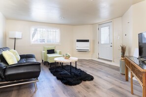 Premium appartement | Woonkamer | Flatscreentelevisie