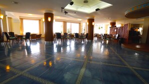 A spacious lobby with a polished blue floor, large pillars, and a high ceiling with skylights. - Grand Hotel Ischia Lido (Ischia)