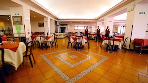 A spacious dining area with multiple tables and chairs, a patterned floor design, and a clean, well-lit environment. - Grand Hotel Ischia Lido (Ischia)