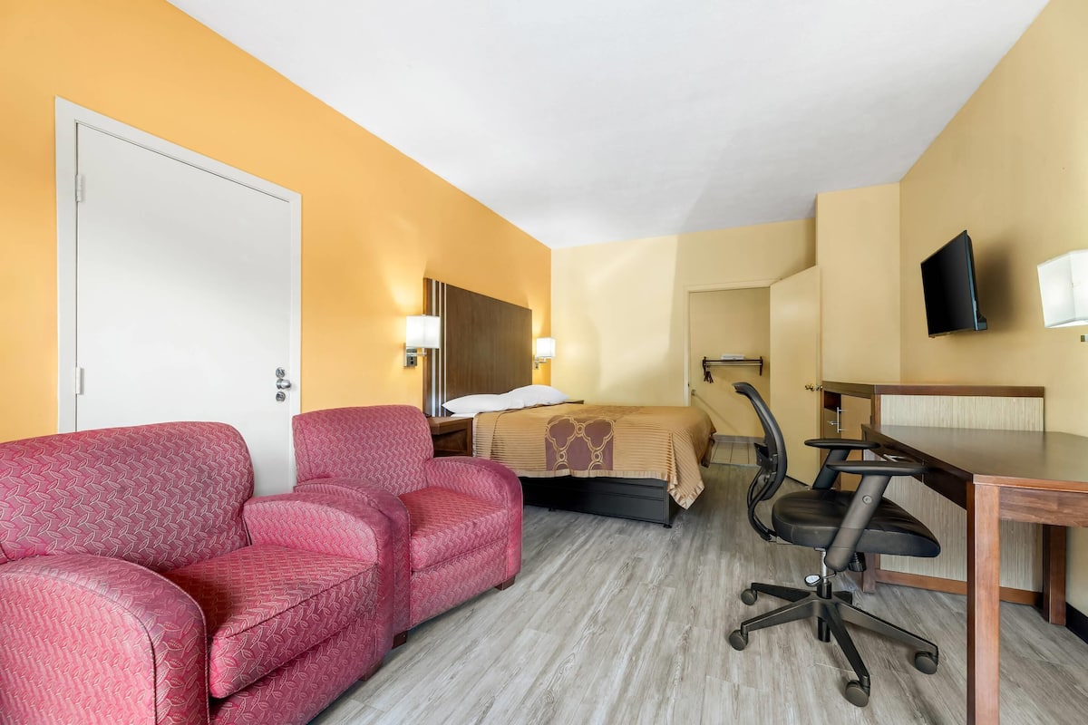 Chambre, 1 grand lit, accessible aux personnes à mobilité réduite, fumeurs | 1 chambre, literie de qualité supérieure, bureau, rideaux occultants