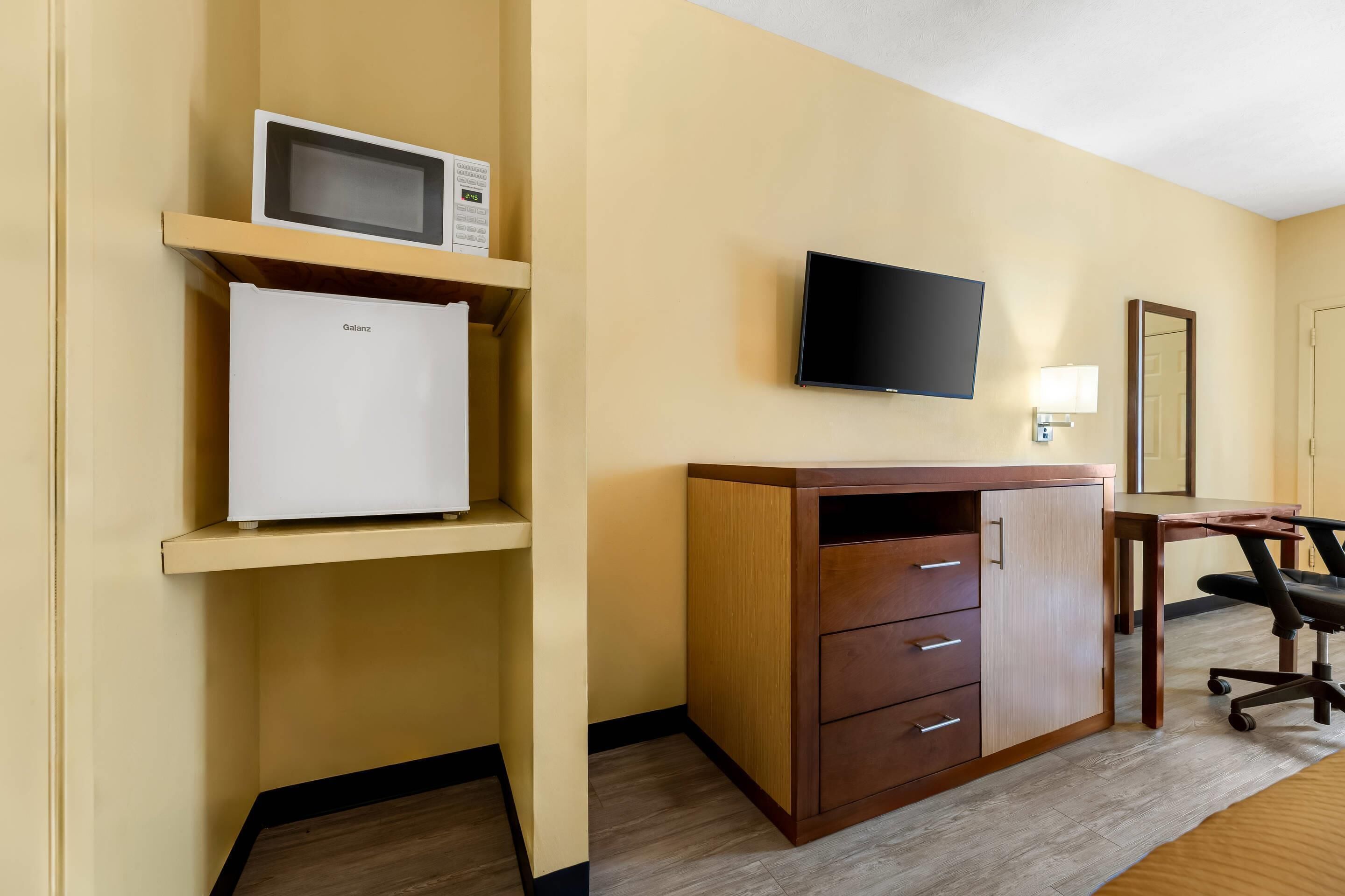 1 bedroom, premium bedding, desk, blackout curtains