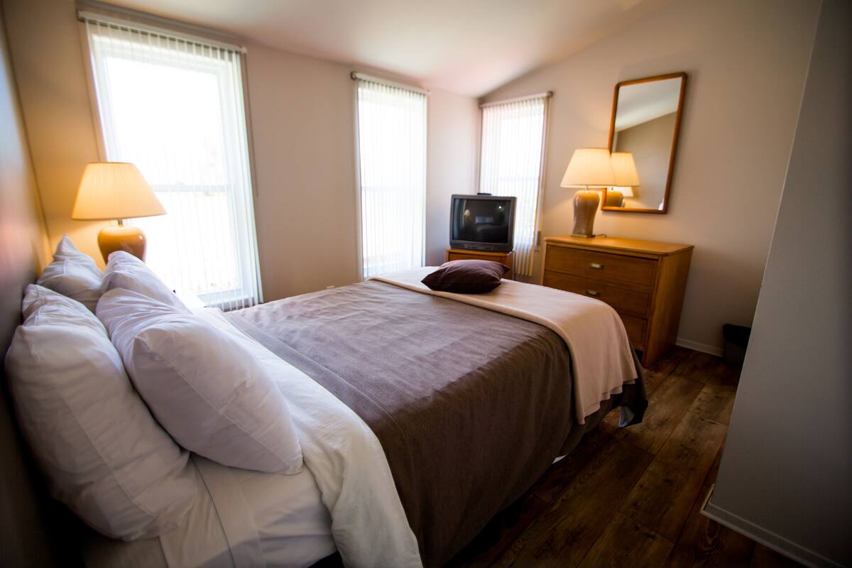 1 Schlafzimmer, Zimmersafe, individuell dekoriert