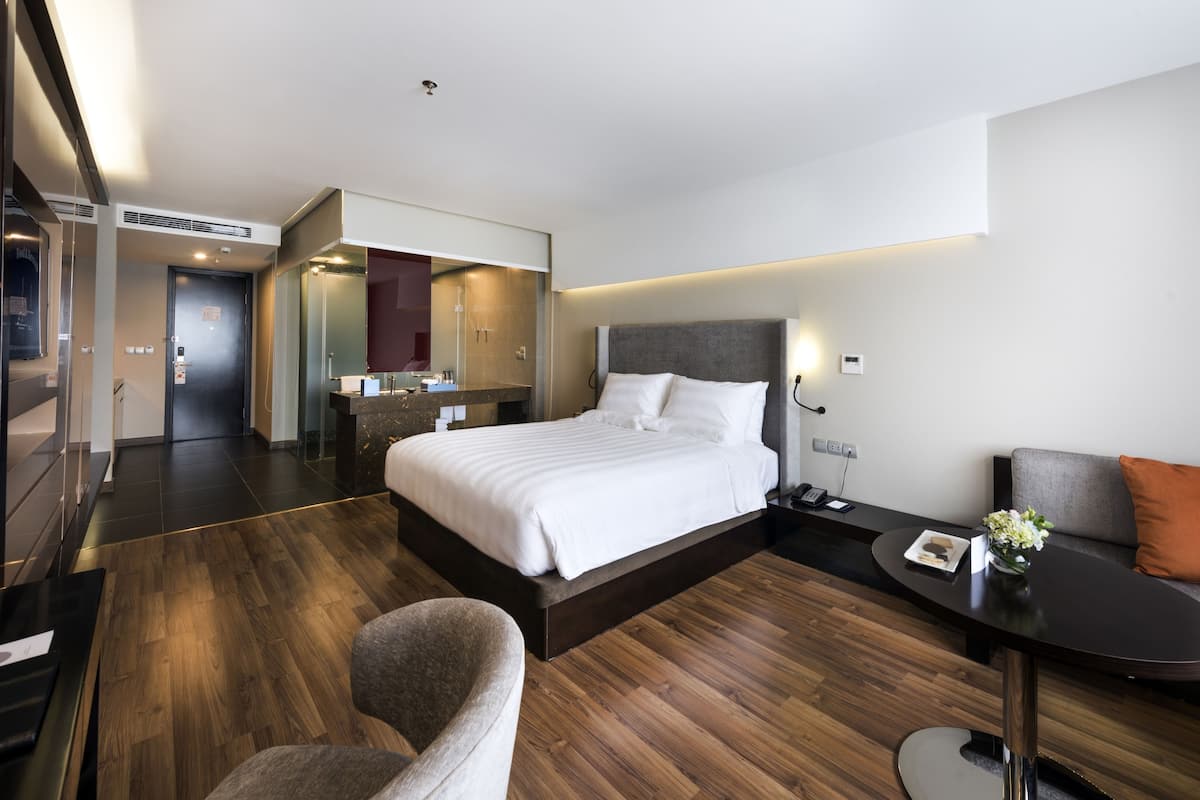 1 bedroom, hypo-allergenic bedding, free minibar items, in-room safe