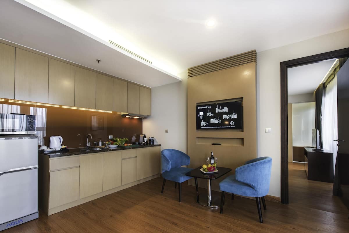 1 bedroom, hypo-allergenic bedding, free minibar items, in-room safe