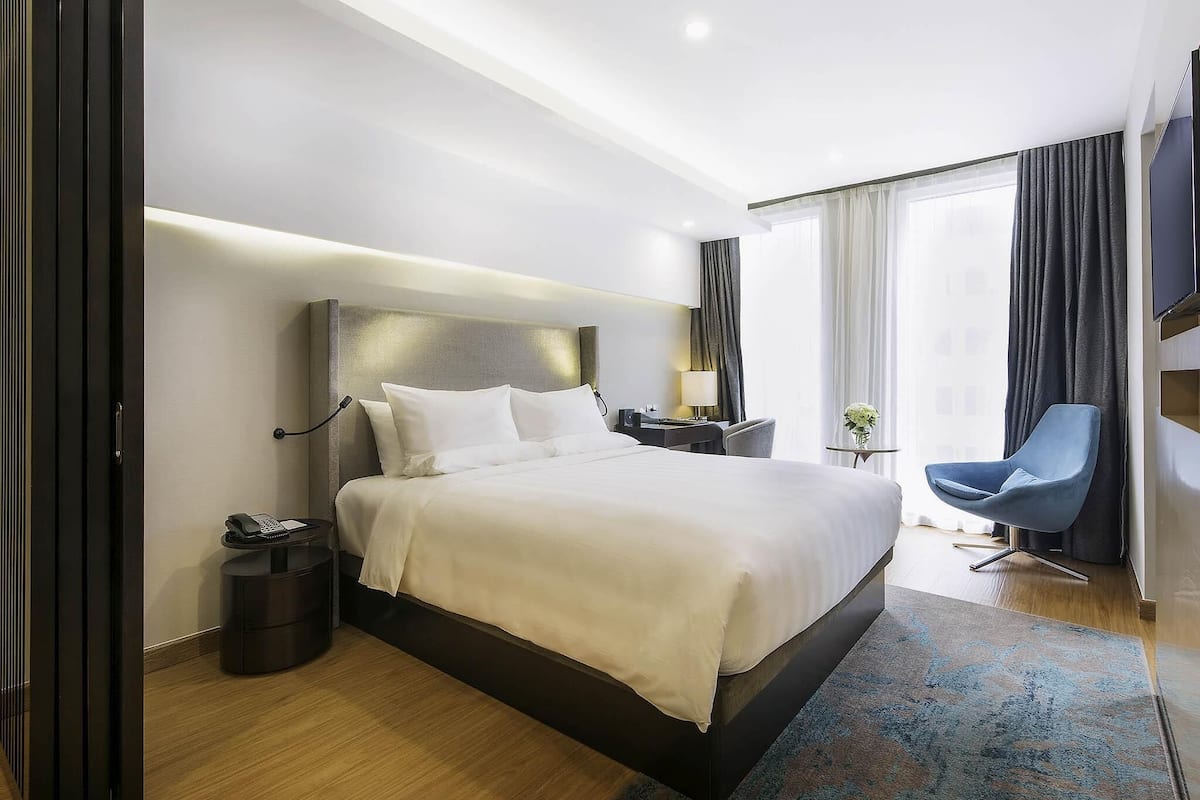 Hypo-allergenic bedding, free minibar items, in-room safe, desk