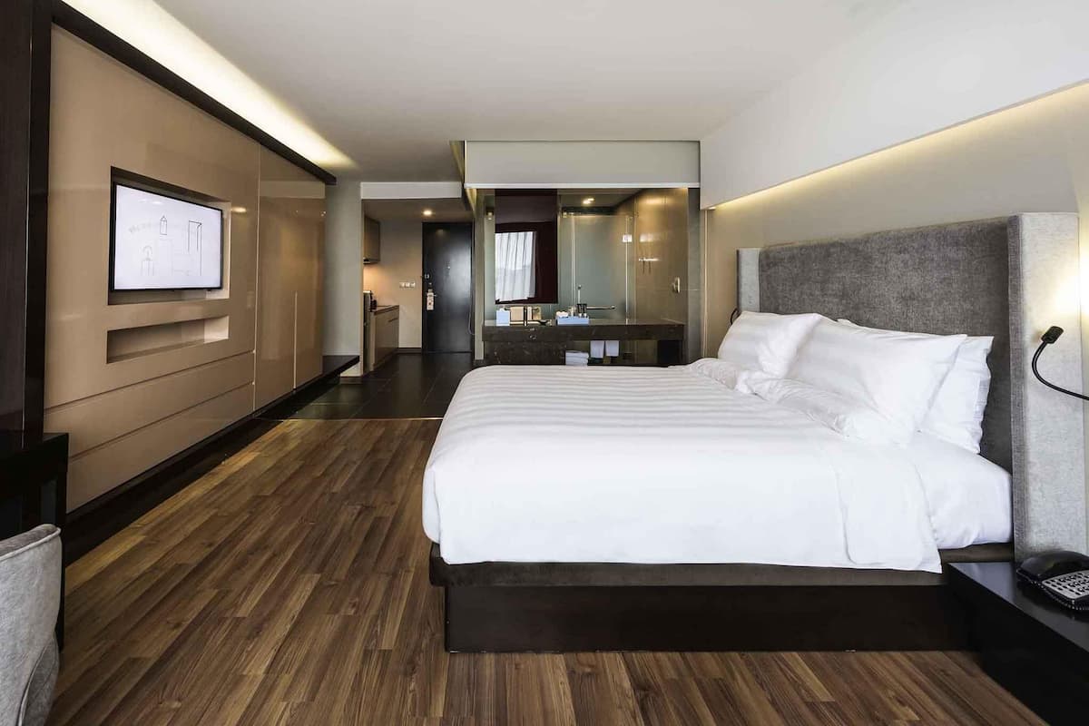 1 bedroom, hypo-allergenic bedding, free minibar items, in-room safe